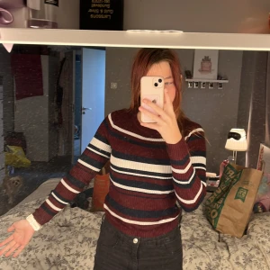 Ribbad långärmad - Långärmad ribbad tröja, säljer då jag tycker den är för kort och därför inte blir använd. Den slutar ovanför naveln går att dra ner längre men åker upp såfort man rör armarna