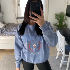 Blå sweatshirt  - Blå ”vintage” sweatshirt från Pull&bear. Större i storleken så den passar mer som en S. 