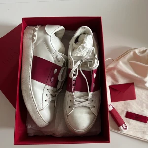 Valentino skor❤️ - Sjukt snygga och i en jättefin röd färg! Såklart 100% äkta och köpa på Vestiaire collective❤️Fint skick men en liten defekt på ena skon finns. Box, dustbag och nya snören medföljer! Lägger ut igen då köparen sluta svara❤️ KÖP DIREKT 2300