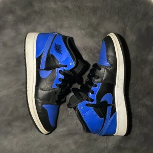 Jordan 1 Mid Royal Blue strl 37,5 - Jag säljer mina Jordan 1s som jag har vuxit ur. De är knappt creasade och inga andra skador, jag har knappast använt de. Skick 8/10. De är köpta från Merchsweden för 2599. Pris kan diskuteras.