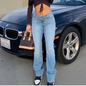 V Nice to meet you straight leg jeans - light blue wash - Säljer dessa populära V midjade jeansen från Fashion Nova! De är använda max två gånger. Skriv om ni har fler frågor! 
