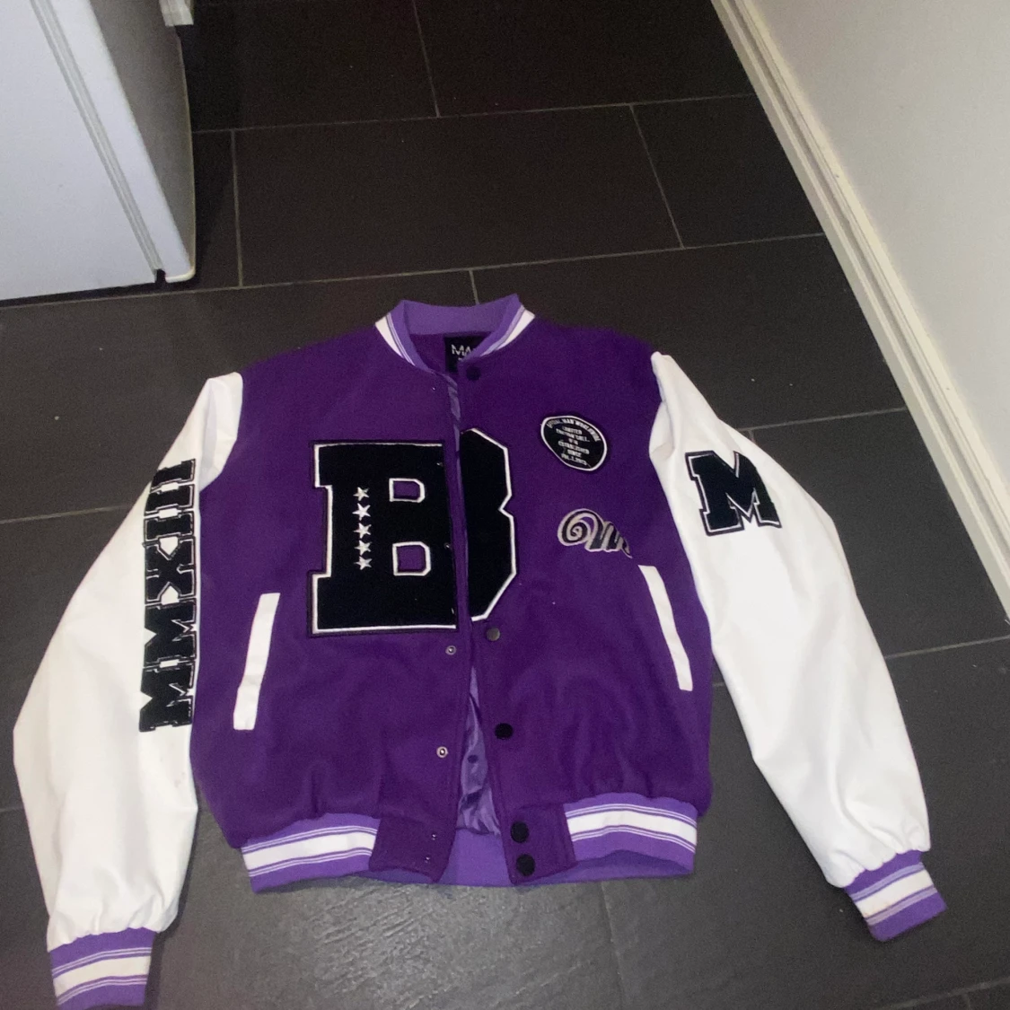 ”College jacket” lila