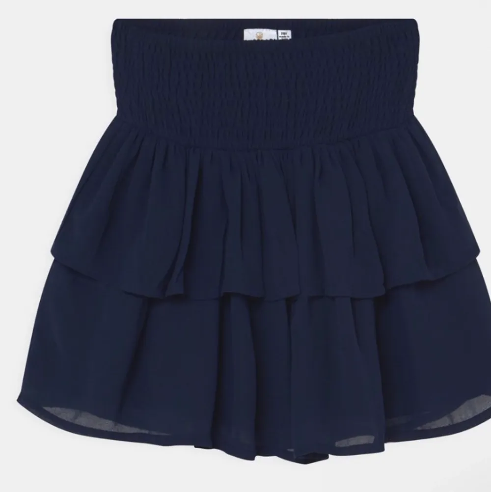 En jätte fin mörkblå kjol från The New endast använd ett fåtal ggr och är i bra skick. Säljer då den inte kommer till användning. Köpt för 380kr.. Kjolar.