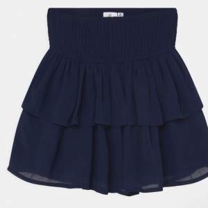 En jätte fin mörkblå kjol från The New endast använd ett fåtal ggr och är i bra skick. Säljer då den inte kommer till användning. Köpt för 380kr.