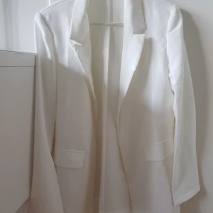 Vit kavaj - En fräsch fläckfri kavaj som aldrig blivit använd❤