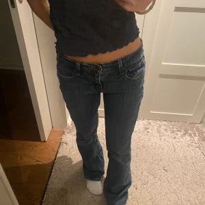 Jeans  - Snygga lågmidjade bootcut jeans med fina fickor där bak med glittrig rand. Jeansen passar mig som vanligtvis 25/32 i storlek. 💞