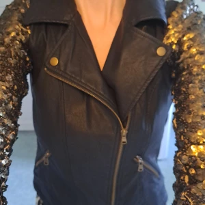 Skinnjacka - Skinnjacka med paljettdetaljer i guld