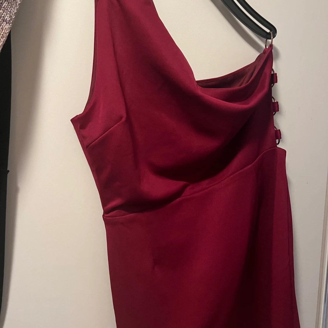 Vinröd klänning - 90