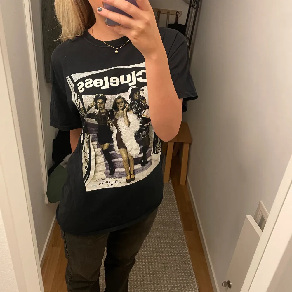 Svart t-shirt med trycket ”clueless”. Köptes för flera år sedan och sitter lite oversized 🖤. T-shirts.