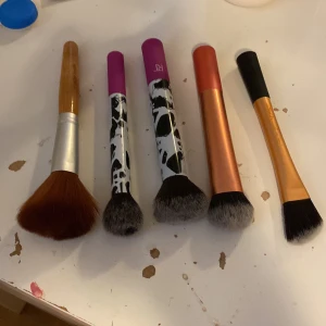 Real techniques borstar  - 15 kr borste plus frakt alla för 50 plus frakt  1 puderborste från i on beauty  1 liten multie brush RT  1 couture brush RT  2 foundation RT 