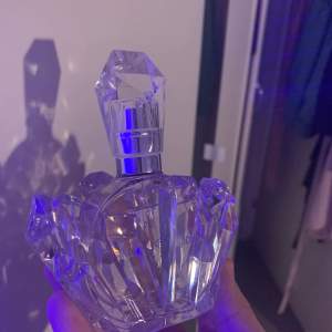 ariana grande parfym r.e.m 30 ml bara testat fåtal gånger  köptes i somras och används väldigt sällan vilket är anledningen till att jag säljer den <3