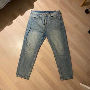 Rensar ut gammalt! Oanvända Jeans från HM, fanns under en begränsad period och kostade 600kr. Bara hojta om frågor uppkommer!