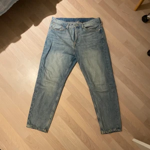 Relaxed Jeans - Rensar ut gammalt! Oanvända Jeans från HM, fanns under en begränsad period och kostade 600kr. Bara hojta om frågor uppkommer!