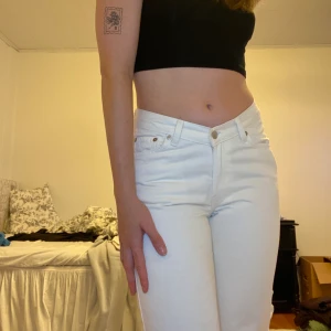Weekday jeans - Weekday jeans, med v formad midja, byxorna är i storlek Waist 26 jag är 172cm som referens 