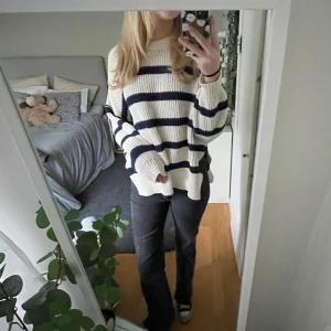 Randig tröja - En randig tröja med slit vid sidan från zalando. Använd bara ett fåtal gånger 3/4 gånger. ❤️