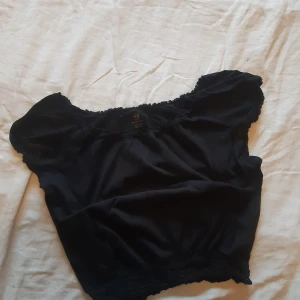 H&M topp, passar M - Topp ftån H&M med singoalla ärm, strl 170. Passar M