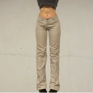 Lågmidjade kostymbyxor - Lågmidjade beiga kostymbyxor. Köpte dem på Plick men de var för stora för mig. Strl S men mer som M. Lånade bilder från Victorias Closet! 