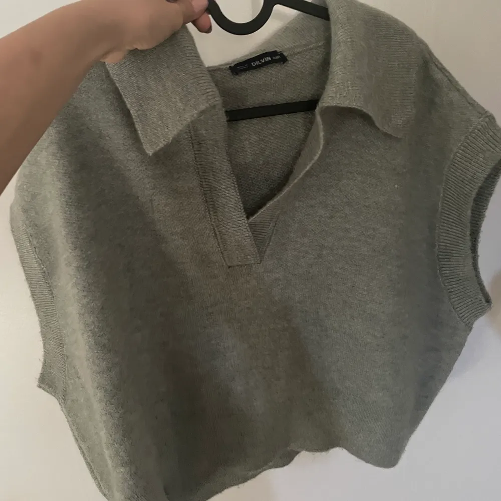 En grå kortärmad stickad tröja med v-ringad krage. Helt oanvänd så den är i nyskick. Den är i onesize men passar S-M. Nypris: 380 kr. Tröjor & Koftor.