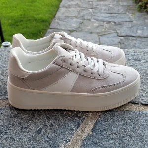 Platå jSneakers  - Säljer mina fina vita platå sneakers 