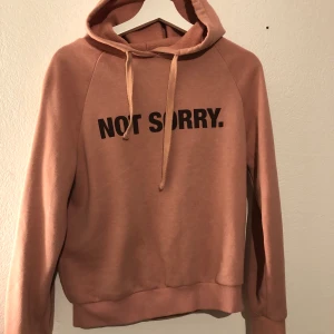 Hoodie - Hoodie i nyskick. Kan passa S, men den är lite kort. 