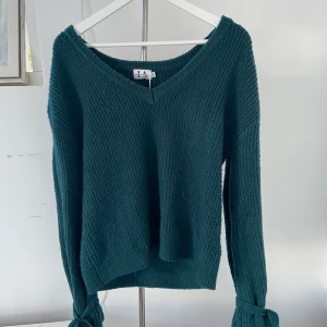 Fin stickad tröja - Helt oanvänd tröja med prislappen kvar, skön och varm, köpte för 300 kr, säljer för 75. Frakt ingår inte!