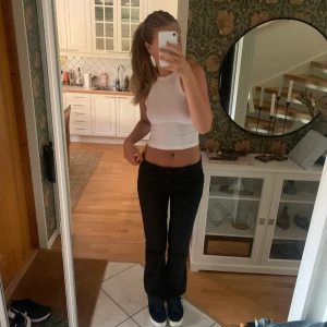 Lågmidjade kostymbyxor - Funderar på att sälja mina lågmidjade kostymbyxor i superbra skick. Jag är inte säker på att sälja dom. Passar mig som är 181cm 