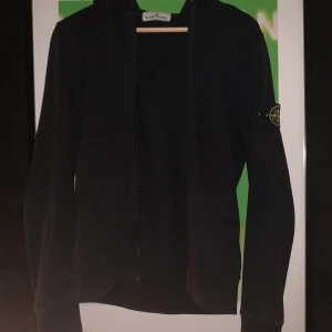 Stone Island Hoodie - Äkta Stone Island hoodie. Användes ganska ofta under 1-2 år, men inga flaws utöver aningen urtvättad i färgen