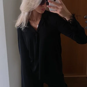 Blus med fjädrar - Blus med fjädrar från zara, använd en gång❤️❤️