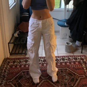 Vita cargo byxor strl 32 - Vita cargos i strl 32 från H&M. Använda 2-3 gånger kanske. Ganska nyligen köpta men tycker inte om hur dem sitter på mig så därför säljer jag dem. Dem är stretchiga i midjan å tyget är rätt så runt. Skriv om du har frågor💜💜