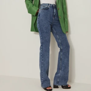 Jeans - Superfina jeans med högmidja och en liten bootcut. Aldrig använda! 