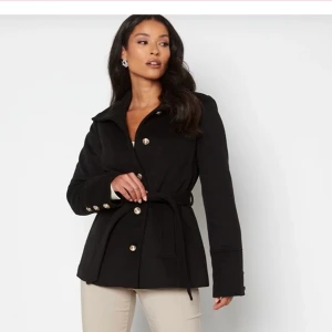 Svart kappa - Svart höst kappa i stl XS. Har använt väldigt få gånger så den är i super skick! Slutsåld sedan länge på bubbelroom.