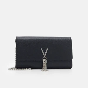 Valentino väska - Säljer helt ny väska från Valentino. Helt oanvänd, all plast osv kvar! 