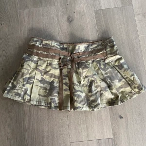 Kamouflage lågmidjad kjol - Så snygg kamouflage lågmidjad kjol Midjemått 78 cm