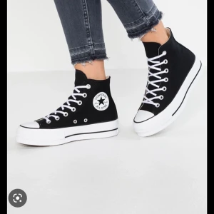 höga converse  - Säljer nu lina super fina converse med den högre sulan! använda max 5 gånger! super fint skick❤️