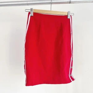 Popper skirt  - Kjol med slits på sidorna med knappar från fashion nova 
