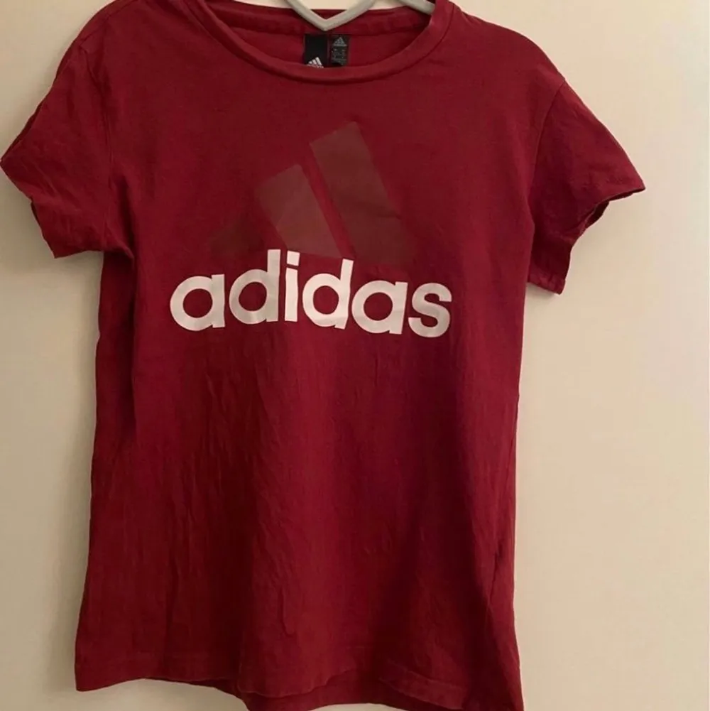 Adidas T-shirt i väldigt fint skick. Storlek M. . T-shirts.