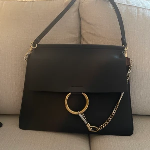 Chloé väska  - Jag säljer nu min svarta Chloé väska pga av att den inte längre kommer till användning. Köpt 2017 men är i väldigt bra skick då den inte använts så mycket och nypris 13 000kr.