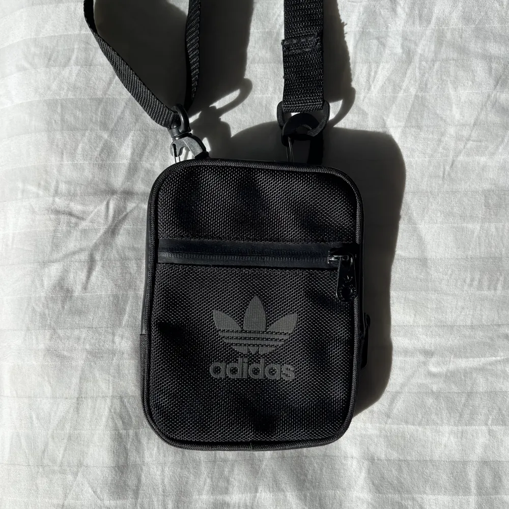 Adidas bag for essentials. Never Used.. Accessoarer.