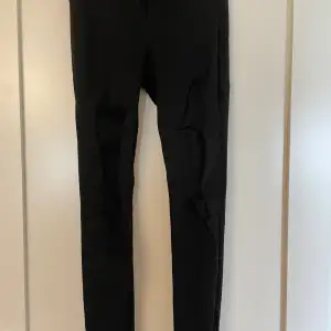 Svarta jeans med slitningar fram 
