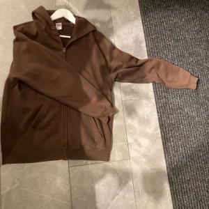 brun zip hoodie  - brun zip från fruit of the loom storlek L