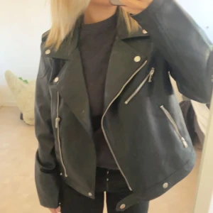Skinnjacka  - Säljer min skinnjacka då den ej kommer till användning. Den är som en s-m och funkar bra att ha tjocktröja under. Använd max 10 gånger💕 Nypris 600kr på Vera Moda 