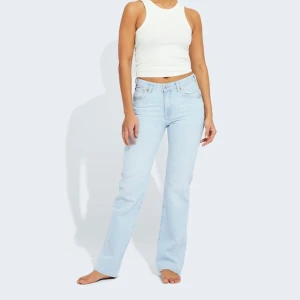 Jeans - Säljer dessa supersnygga jeans från bikbok i modellen low straight💗 nypris 599kr. Hör av dig vid frågor eller om du är intresserad!