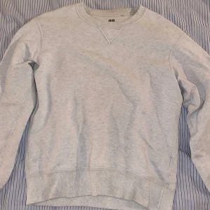 Uniqlo tröja/sweatshirt XS/S - Säljer denna uniqlo sweatshirt pga att jag växt ur den. Jättebra skick osv. 