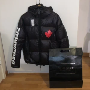 Dsquared2 jacka - Tjena säljer min unika D2 jacka nu perfekt inför vintern, köptes på St James för 9000kr den är i bra skick 9/10 storlek 46 passar small/medium skriv för fler bilder mvh