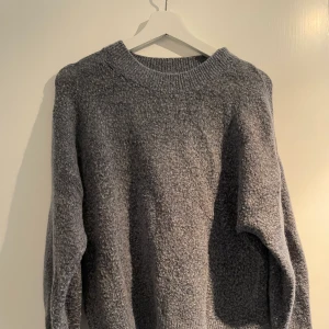 Stickad tröja  - Super fin stickad tröja ifrån hm, den ser mer nopprig ut än vad den egentligen är.  Använt ett fåtal gånger 