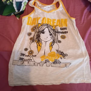 T-shirts och linne - Linnet fint men nopprigt dom andra är i fint skick katt finnas I hemmet. 