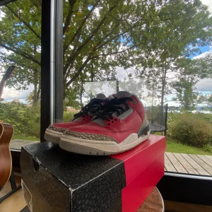 Jordan 3 - Jordan 3 red cement  Comes with laces and box  Size 8,5US EUR 42 Condition: 8/10