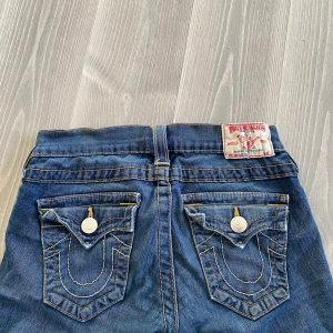 True religion - Super snygga shorts som inte andvänds längre pga att de jag inte är bekväm med strumpbyxor under. Dock är dem skit fina till ett par svarta strumpbyxor med en basis tröja till. Dem är väldigt stretchiga, priset kan dessutom diskuteras. Skriv för fler frågor!💋
