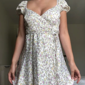 Blommig klänning från Zara - Helt ny med lapp kvar! Endast testad, var för kort för mig 😩 Köpt för 359kr och slutsåld på hemsidan. 🤍