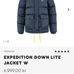 Fjällräven jacka  - Säljer nu min super fina fjällräven jacka som är köpt 2021 vinter.Nypris är 6999kr. Den är i super bra skick💕 pris går att diskuteras 🤍🤍